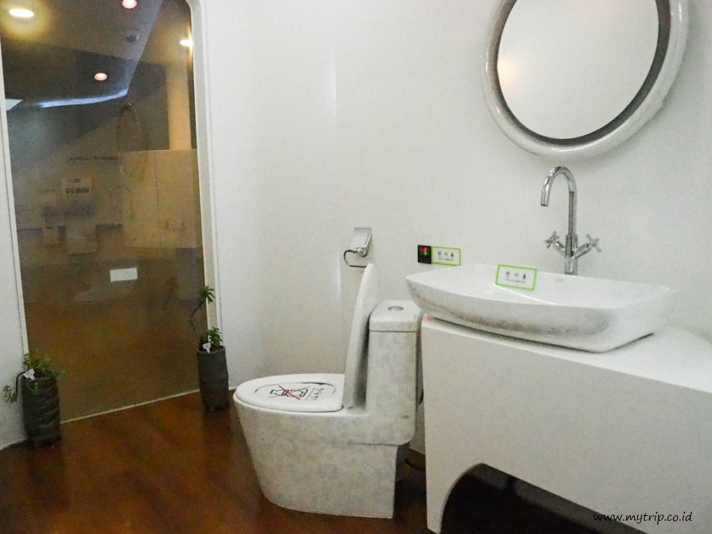 DI MUSEUM TOILET INILAH TINJA MENJADI POOTIFUL